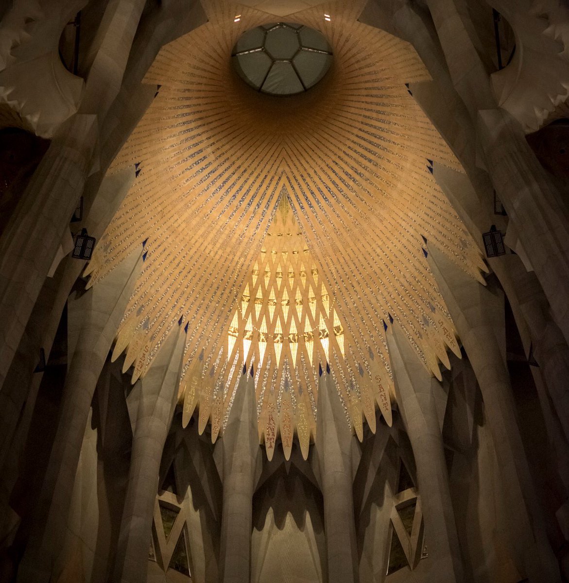 De pirámides y autonomías Sobre la geometría política de “el Común” para el año que comienza